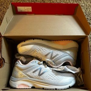 Brand new. New balance 847v4 shoes. Size 9 women. Could not return them.